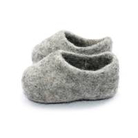 Picture of felt shoes for infant